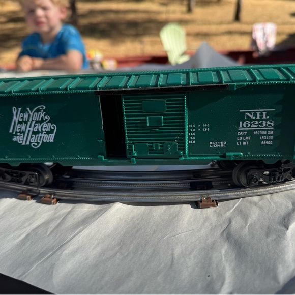 Lionel New York Central Flyer Train Set - Black and Red - Picture 6 of 13